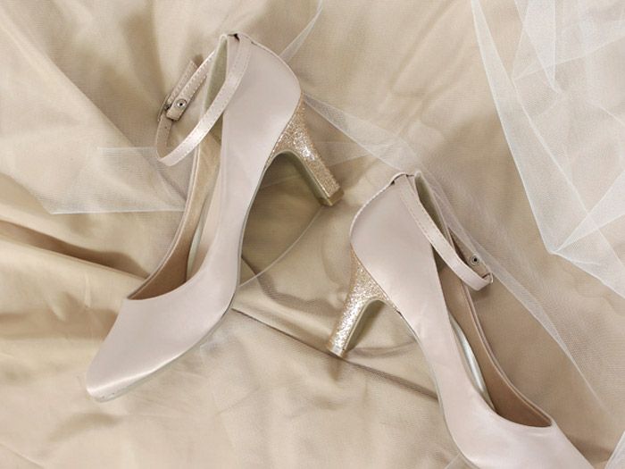 パンプス 結婚式 靴 アンクルストラップ 7cm 7センチヒール 二次会 パーティ 痛くない ラメ グリッター サテン レース ハイヒール お呼ばれ 2way 黒 18160 極ふわっ Parade レディース