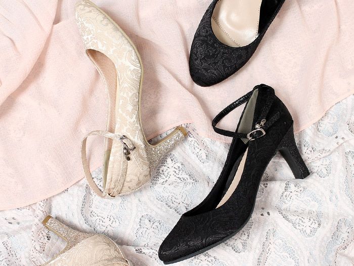 パンプス 結婚式 靴 アンクルストラップ 7cm 7センチヒール 二次会 パーティ 痛くない ラメ グリッター サテン レース ハイヒール お呼ばれ 2way 黒 18160 極ふわっ Parade レディース